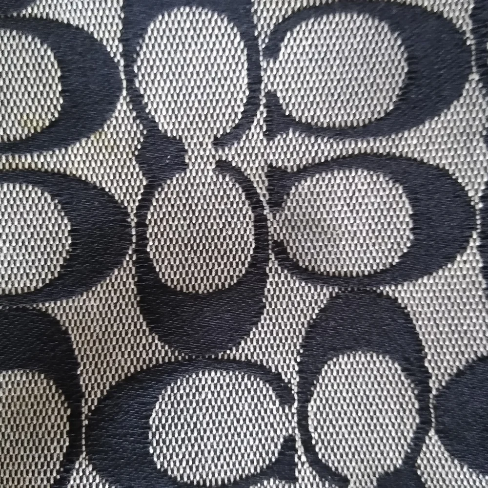Gorgeous Coach Black and White Signature Medium Crossbody Bag - Picture 5 of 9